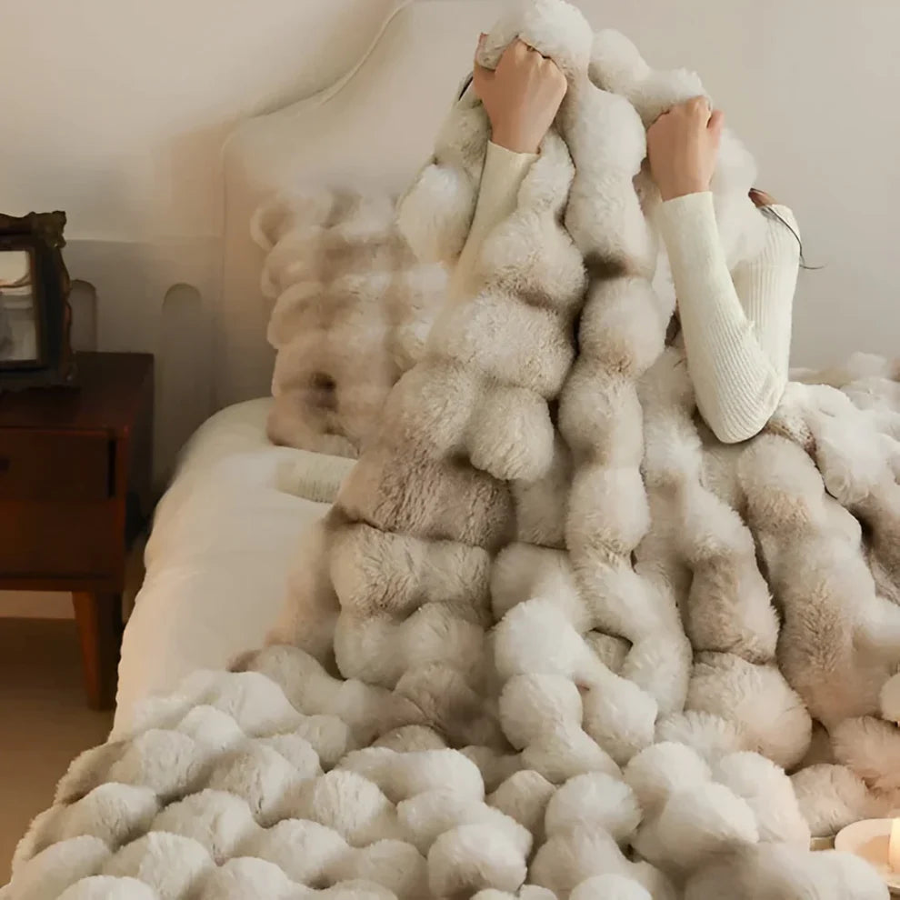 VeluLux – Ultra-Soft Faux Fur Blanket