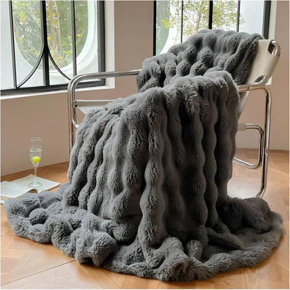 VeluLux – Ultra-Soft Faux Fur Blanket