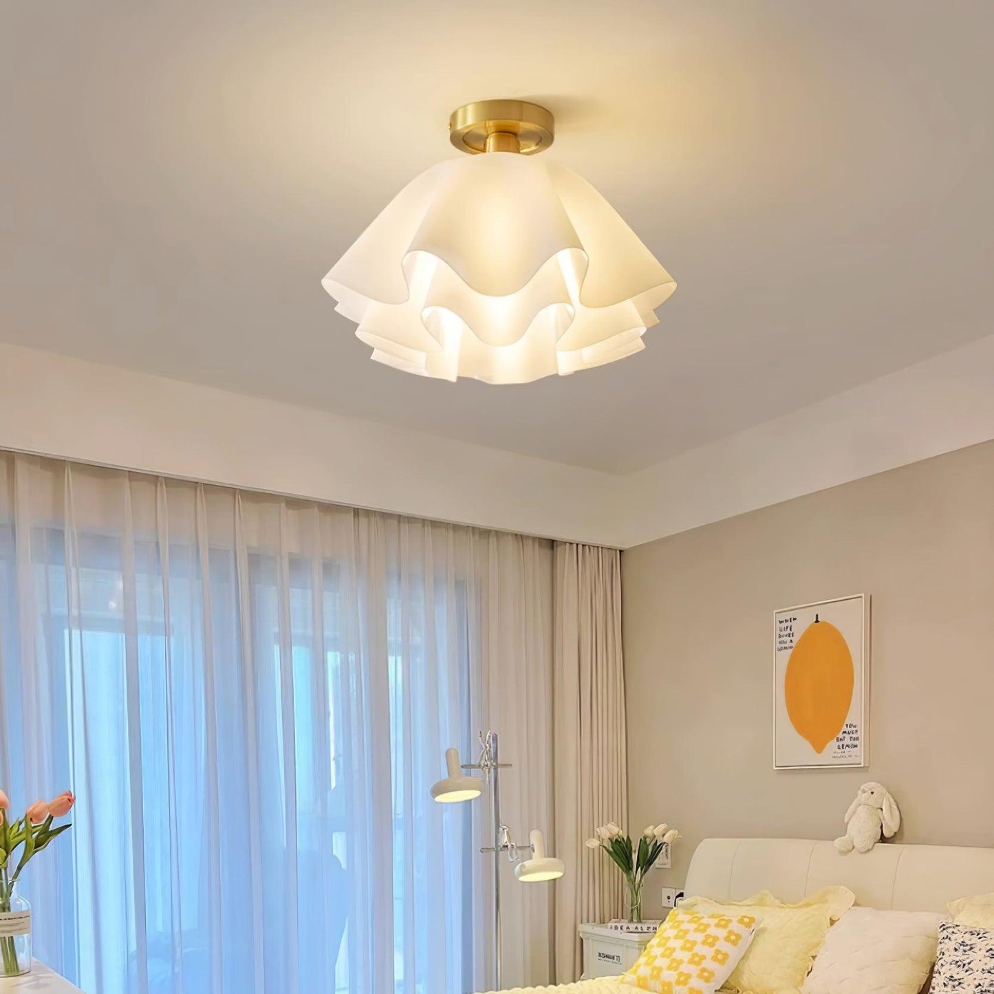 Velura – Elegant Wavy Brass LED Ceiling Light