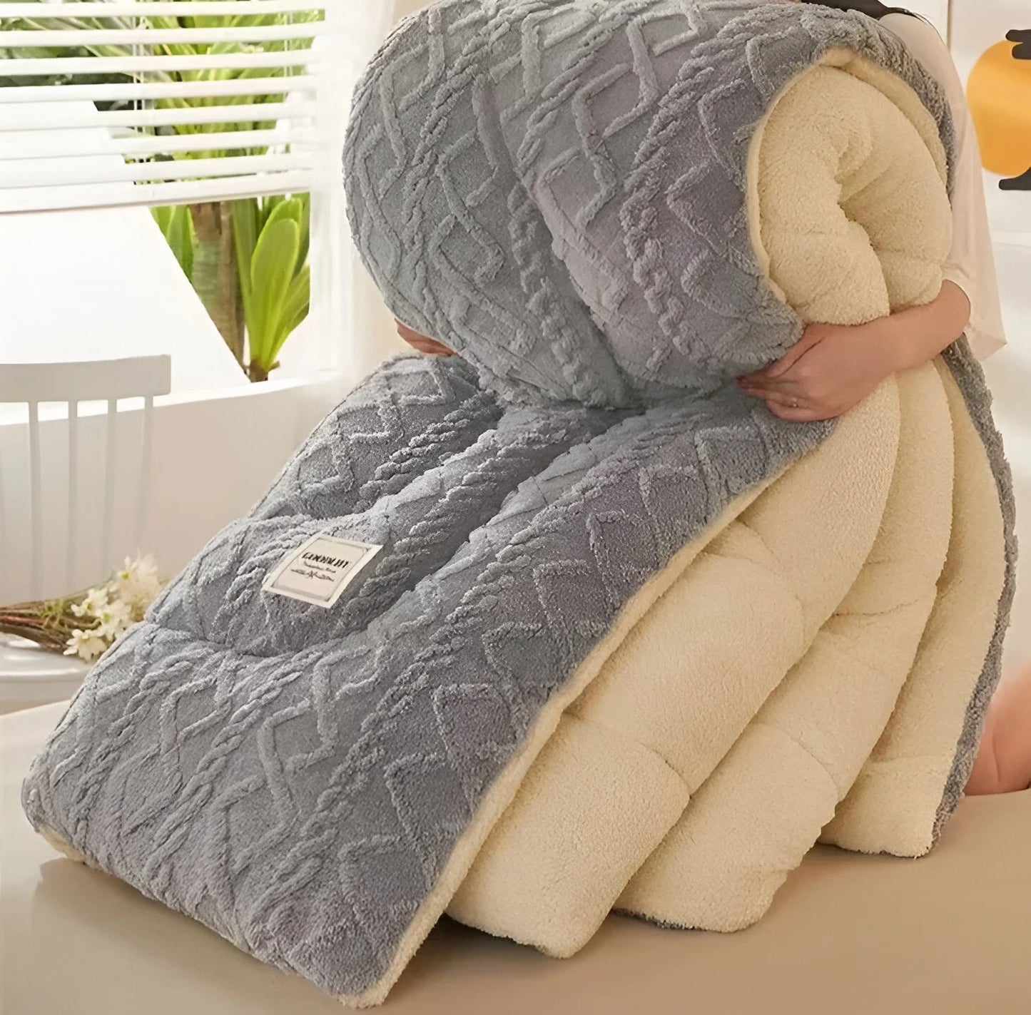 FluffFusion – Reversible Plush Sherpa Comforter for Warm & Elegant Bedrooms