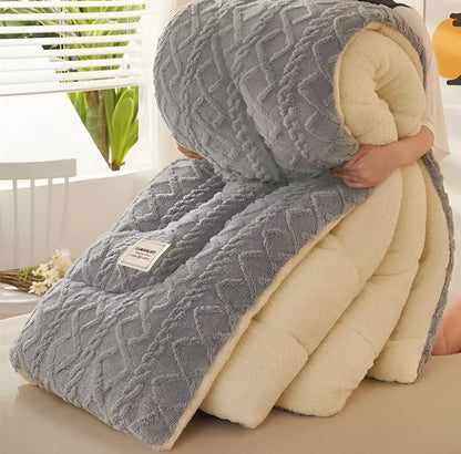 FluffFusion – Reversible Plush Sherpa Comforter for Warm & Elegant Bedrooms