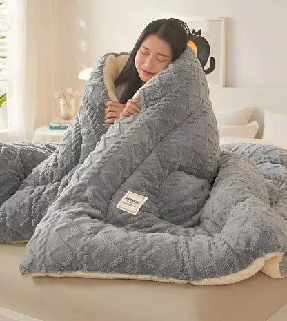 FluffFusion – Reversible Plush Sherpa Comforter for Warm & Elegant Bedrooms
