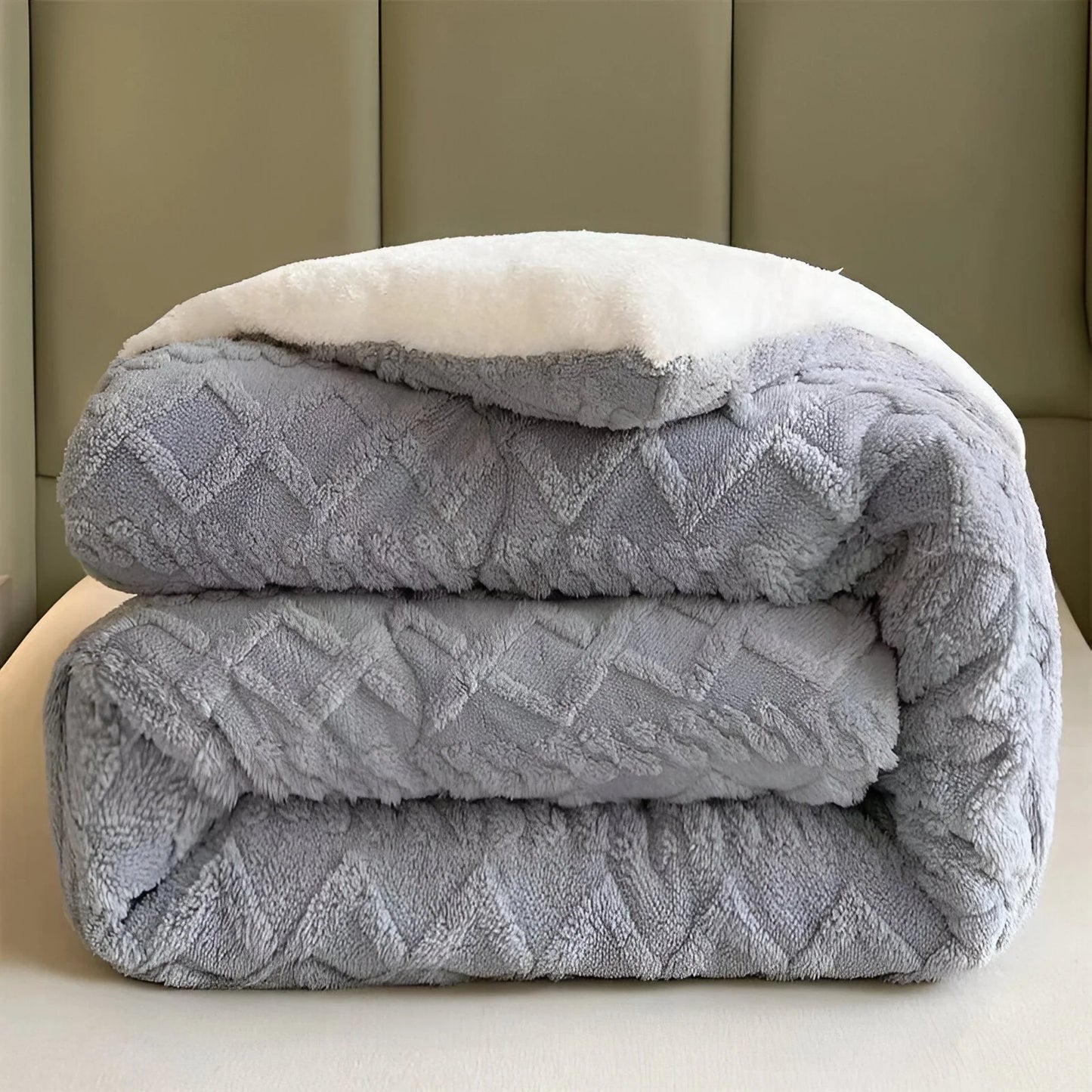 FluffFusion – Reversible Plush Sherpa Comforter for Warm & Elegant Bedrooms