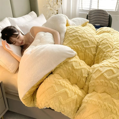 FluffFusion – Reversible Plush Sherpa Comforter for Warm & Elegant Bedrooms