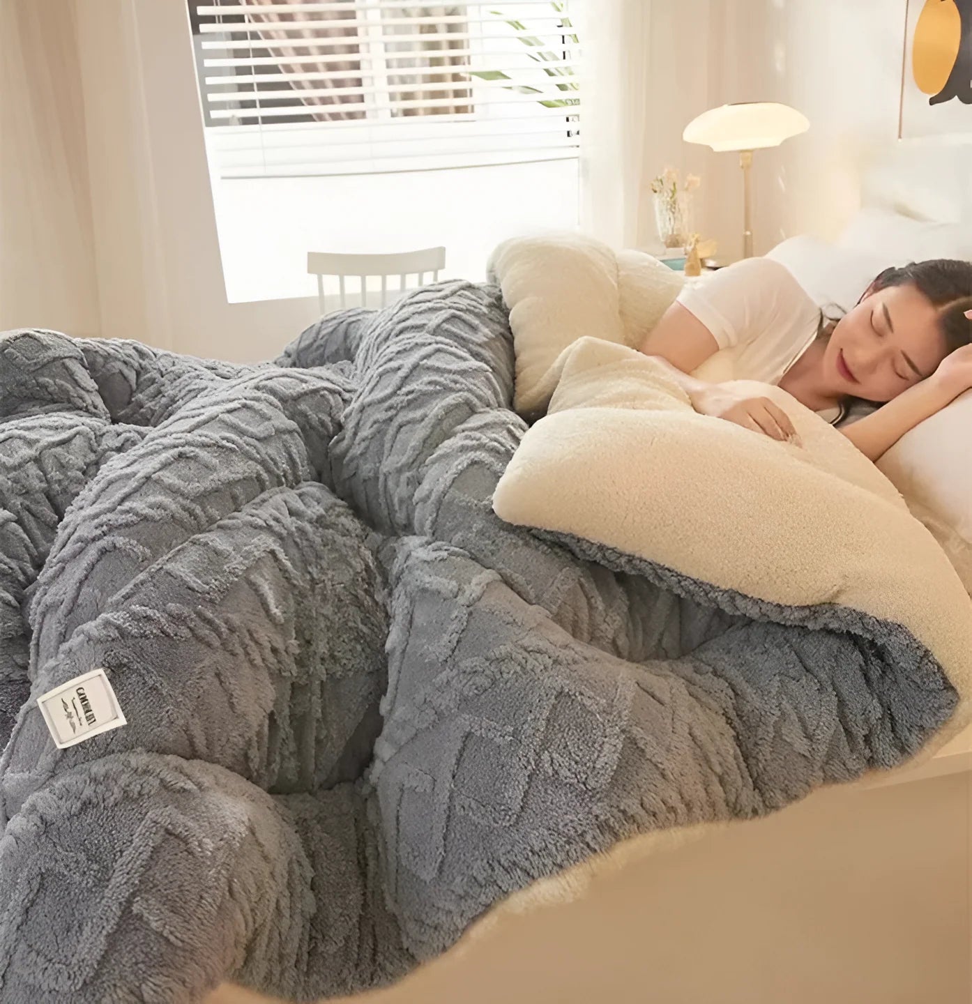 FluffFusion – Reversible Plush Sherpa Comforter for Warm & Elegant Bedrooms