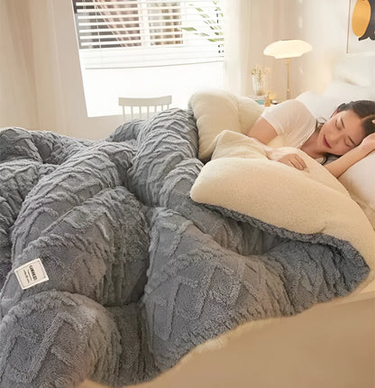 FluffFusion – Reversible Plush Sherpa Comforter for Warm & Elegant Bedrooms