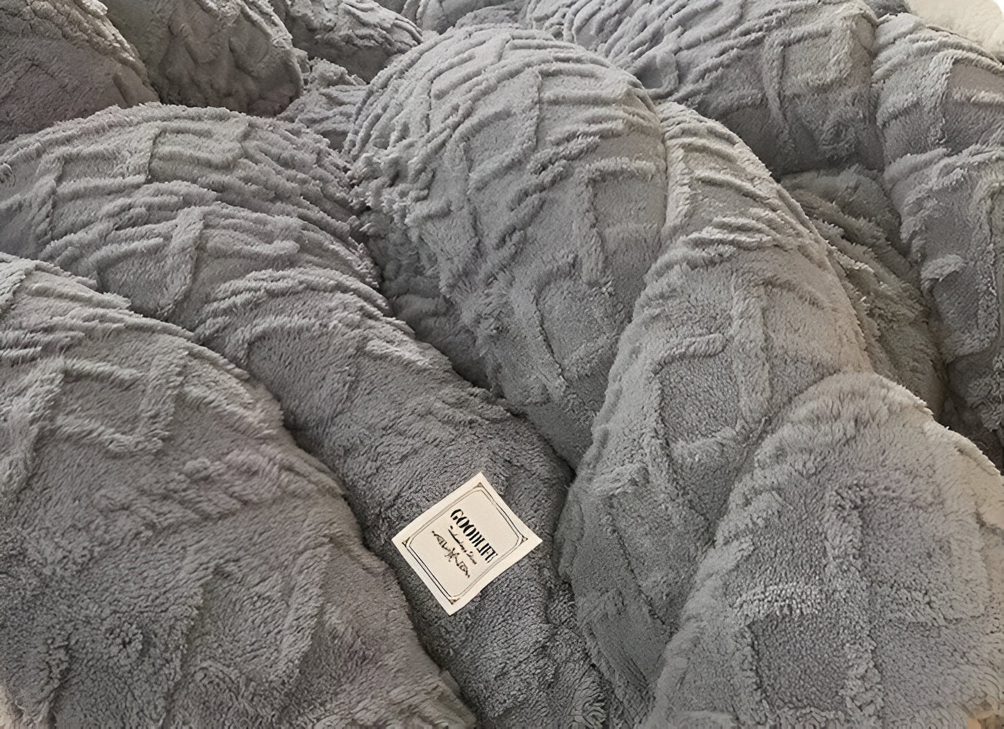 FluffFusion – Reversible Plush Sherpa Comforter for Warm & Elegant Bedrooms