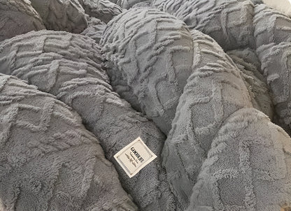 FluffFusion – Reversible Plush Sherpa Comforter for Warm & Elegant Bedrooms