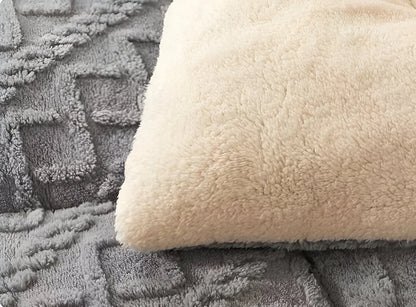 FluffFusion – Reversible Plush Sherpa Comforter for Warm & Elegant Bedrooms