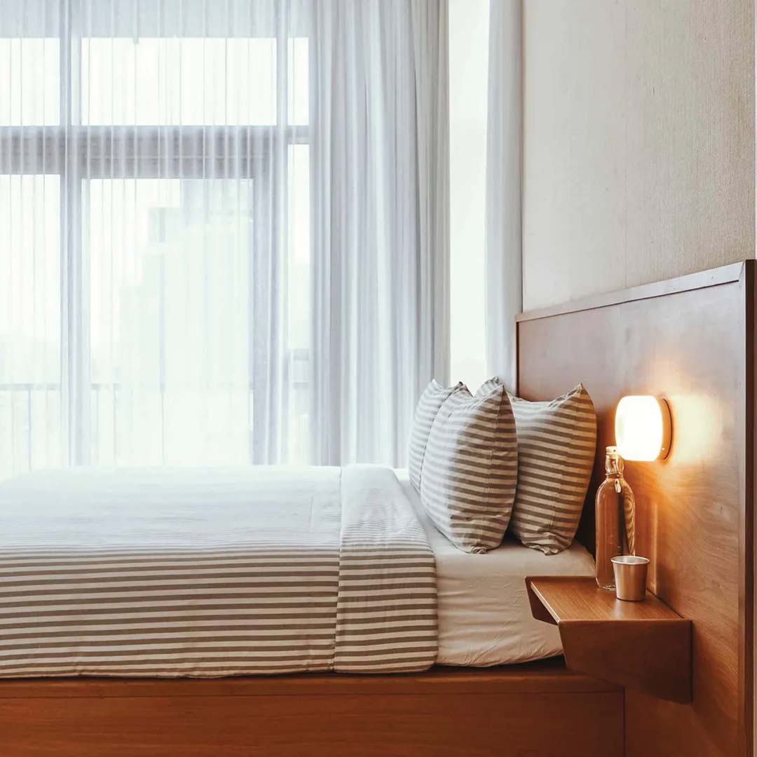 Auris – Modern Glass & Metal Wall Lamp